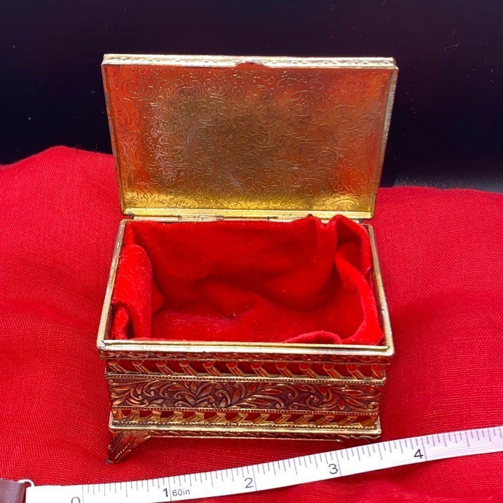 Small vintage red felt lined trinket box made by Schmid of Japan w/pic of girl - Picture 4 of 7